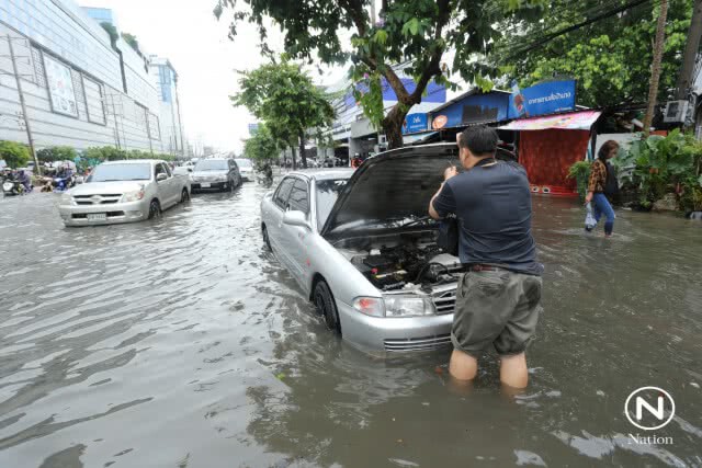 ถ.รัชดาภิเษก น้ำท่วมขัง!