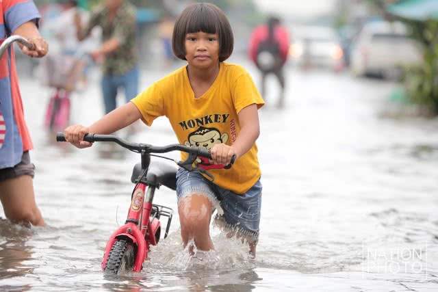 น้ำท่วมขังในหมู่บ้านชลเทพ อ.บางพลี จ.สมุทรปราการ