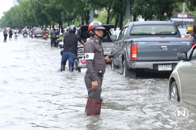 ถ.รัชดาภิเษก น้ำท่วมขัง!