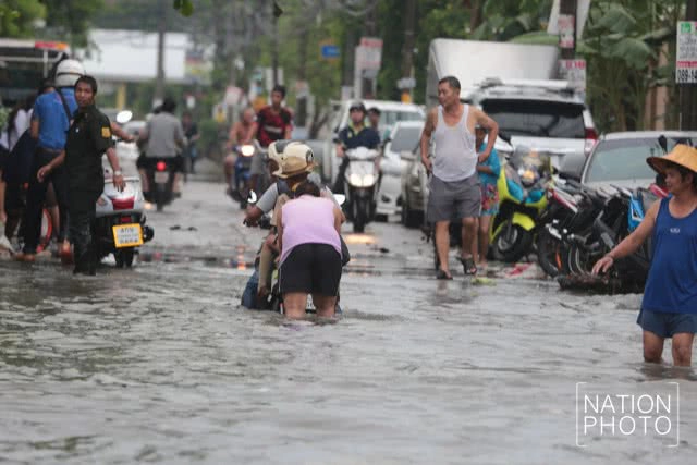 น้ำท่วมขังในหมู่บ้านชลเทพ อ.บางพลี จ.สมุทรปราการ