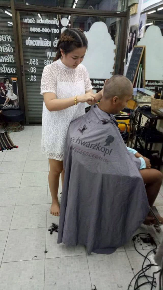 ช่างเสริมสวยน้ำใจงาม! ช่วยลูกค้าป่วยเป็นมะเร็งถูกร้านตัดผมปฏิเสธ