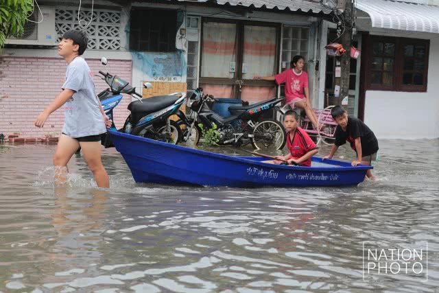 น้ำท่วมขังในหมู่บ้านชลเทพ อ.บางพลี จ.สมุทรปราการ