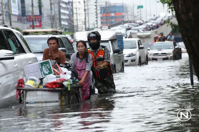 ถ.รัชดาภิเษก น้ำท่วมขัง!