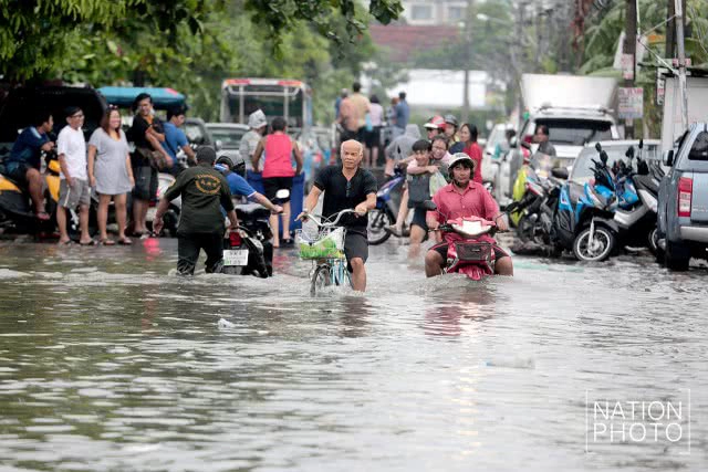 น้ำท่วมขังในหมู่บ้านชลเทพ อ.บางพลี จ.สมุทรปราการ