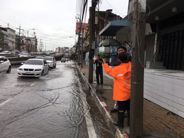 ผู้ว่าฯ กทม. ลงพื้นที่ติดตามการแก้ไขปัญหาน้ำเร่งระบาย