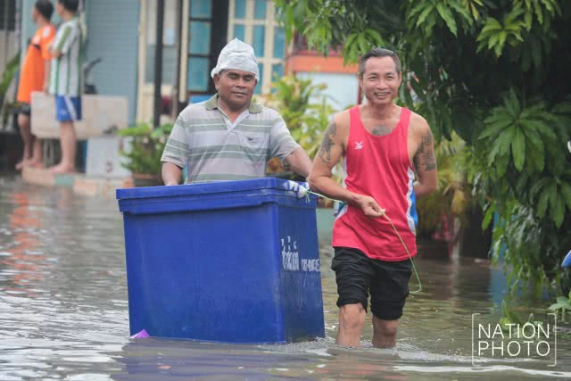 น้ำท่วมขังในหมู่บ้านชลเทพ อ.บางพลี จ.สมุทรปราการ