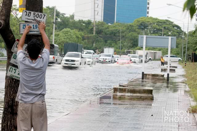 ขับลุยจนหลุด! ชาวบ้านเก็บป้ายทะเบียนรถลอยน้ำไปห้อยบนต้นไม้ เผื่อเจ้าของมารับกลับ