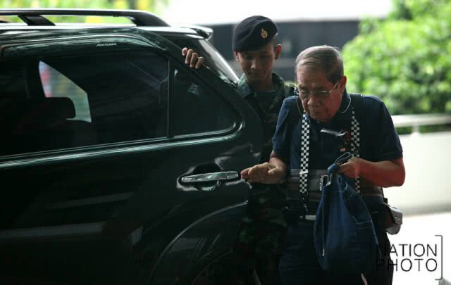 "พลเปล" ทหารต้อนรับ
บริการผู้ป่วยที่รพ.พระมงกุฏเกล้าฯ
