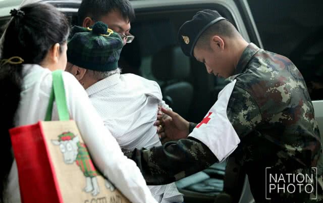 "พลเปล" ทหารต้อนรับ
บริการผู้ป่วยที่รพ.พระมงกุฏเกล้าฯ