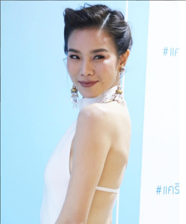 แฟนคลับยกย่อง"คริส" เป็น ‘ไอดอลจอแบน’
พร้อมเผย สวยได้ด้วยตัวเองไม่จำเป็นต้องเหมือนใคร