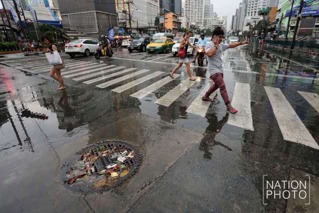 น้ำท่วมขังรอการระบาย ที่ แยกอโศก ถนนสุขุมวิท