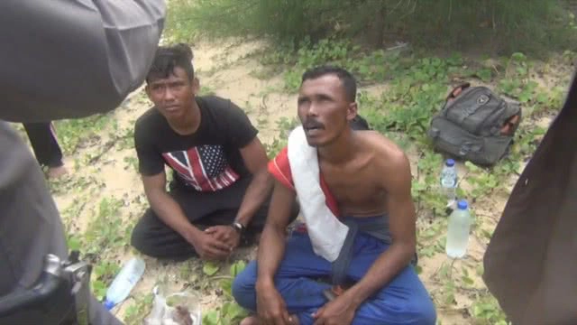 ทะเลคลั่ง...คลื่นลมแรงซัดเรือชาวประมงพื้นบ้านอินโดฯ ขึ้นฝั่งชายหาดใน อ.ท้ายเหมือง