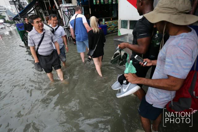 น้ำท่วมขังรอการระบาย ที่ แยกอโศก ถนนสุขุมวิท