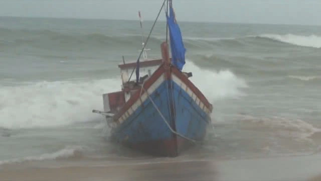 ทะเลคลั่ง...คลื่นลมแรงซัดเรือชาวประมงพื้นบ้านอินโดฯ ขึ้นฝั่งชายหาดใน อ.ท้ายเหมือง
