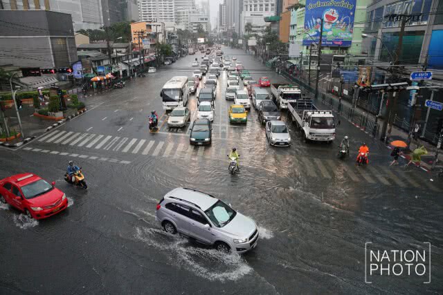 น้ำท่วมขังรอการระบาย ที่ แยกอโศก ถนนสุขุมวิท