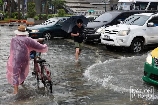 น้ำท่วมขังรอการระบาย ที่ แยกอโศก ถนนสุขุมวิท