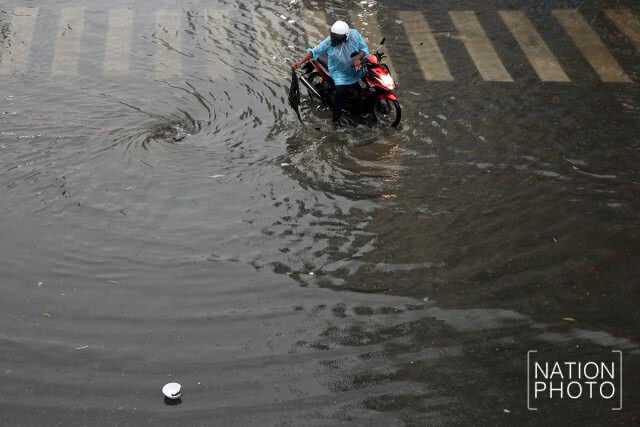 น้ำท่วมขังรอการระบาย ที่ แยกอโศก ถนนสุขุมวิท