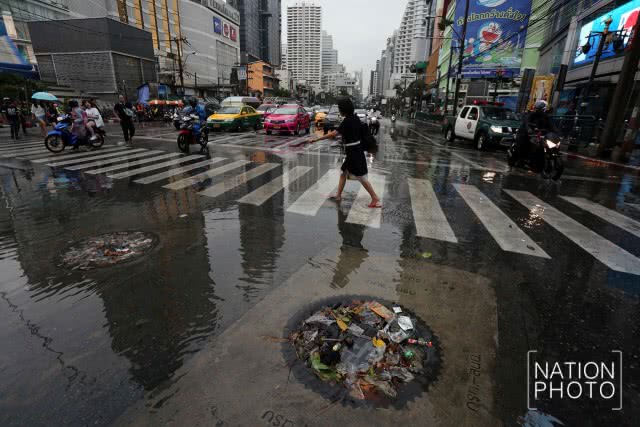 น้ำท่วมขังรอการระบาย ที่ แยกอโศก ถนนสุขุมวิท
