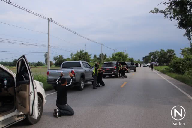 กองปราบฯ สกัดจับขบวนรถ อดีต สส.อุทัยธานี พบอาวุธปืน 6 กระบอก และยาอี