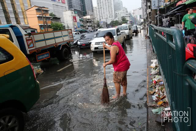 น้ำท่วมขังรอการระบาย ที่ แยกอโศก ถนนสุขุมวิท