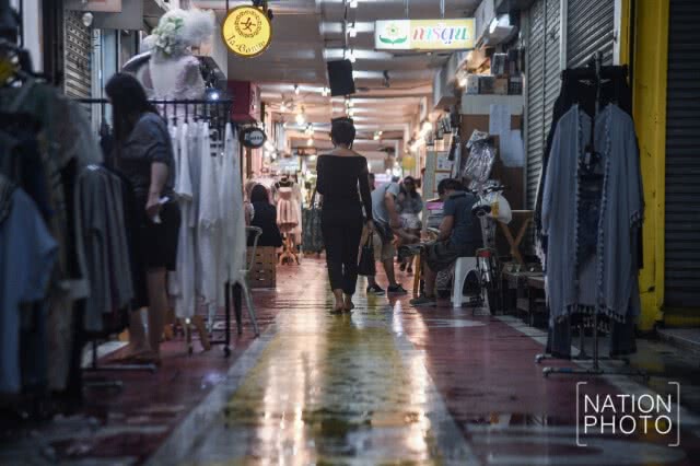 ทำความสะอาดพื้นหน้าร้าน สยามสแควร์ ซอย 2-3 หลังมีน้ำท่วมขัง