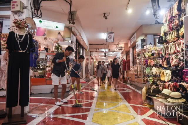 ทำความสะอาดพื้นหน้าร้าน สยามสแควร์ ซอย 2-3 หลังมีน้ำท่วมขัง