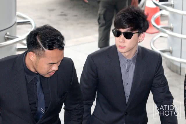 "เบนซ์ เรซซิ่ง" ขึ้นศาล คดีสมคบทำผิด พ.ร.บ.ยาเสพติด-ฟอกเงิน ยื่น 3 ล้านประกันตัว