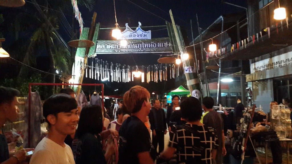 ตลาดต้องชม
ตลาดเก่าวิถีถิ่นภูไทห้องแซง จ.ยโสธร