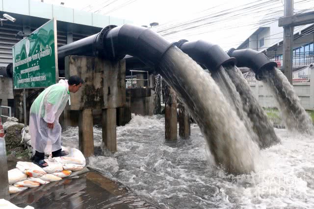 สถานีสูบน้ำคลองบางเขน เปิดเครื่องระบายน้ำเต็มสูบ!