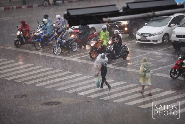 ฝนเทหนักย่านอโศก จราจรติดขัด