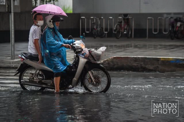 แยกเตาปูน น้ำขังรอการระบาย