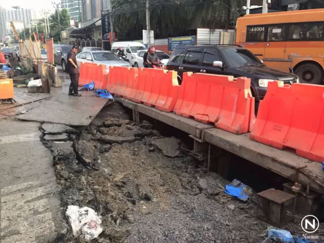 ถนนทรุด! ใกล้แยกรัชโยธิน เจ้าหน้าที่เร่งซ่อมแซม
