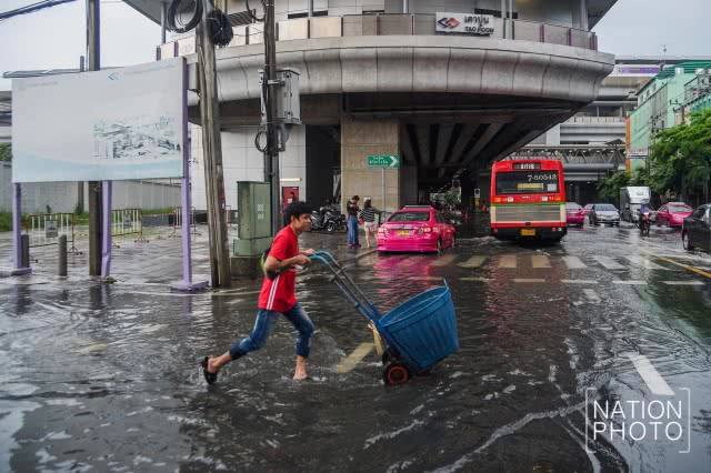 แยกเตาปูน น้ำขังรอการระบาย