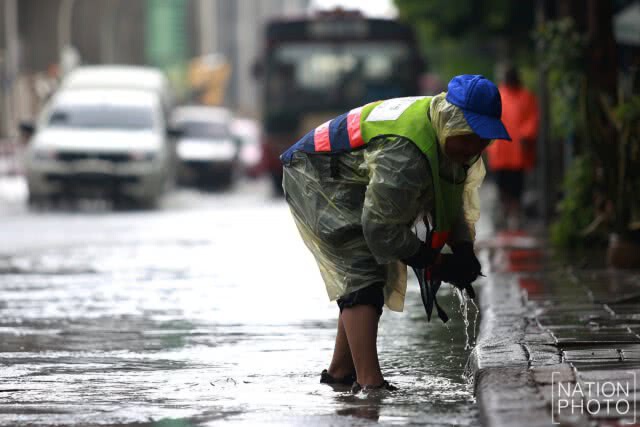 แยกเกษตรน้ำขังรอการระบาย
ประชาชนสัญจรไปมาลำบาก