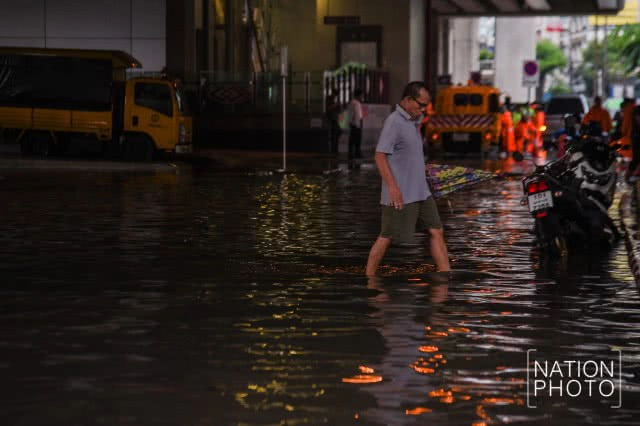 แยกเตาปูน น้ำขังรอการระบาย