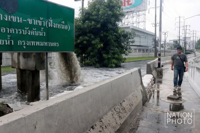 สถานีสูบน้ำคลองบางเขน เปิดเครื่องระบายน้ำเต็มสูบ!