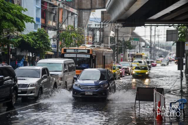 แยกเตาปูน น้ำขังรอการระบาย