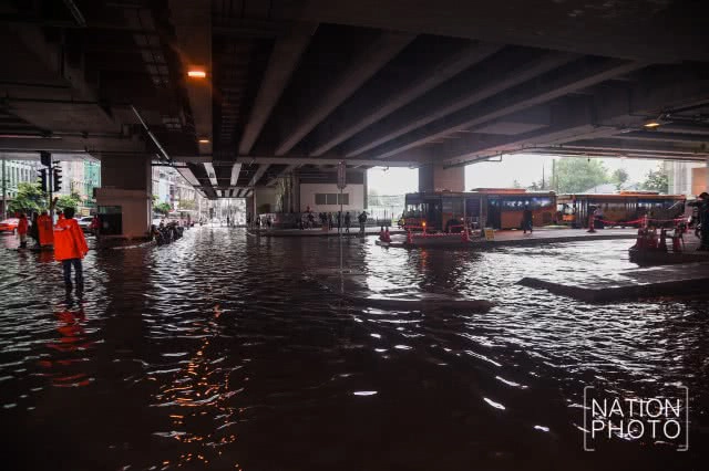 แยกเตาปูน น้ำขังรอการระบาย