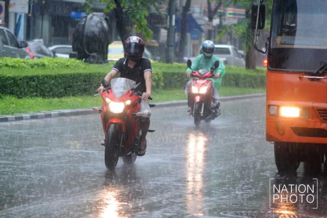 สีลมฝนตกหนัก