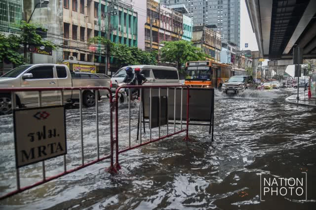 แยกเตาปูน น้ำขังรอการระบาย