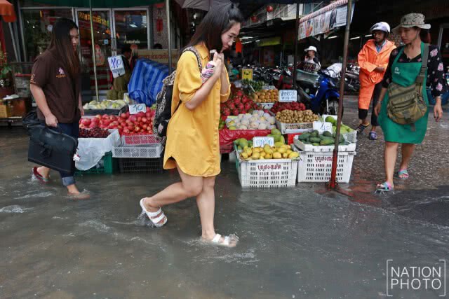 แยกเกษตรน้ำขังรอการระบาย
ประชาชนสัญจรไปมาลำบาก