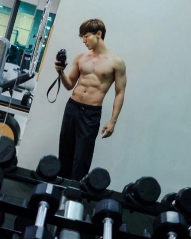 มีดีก็ต้องโชว์! "นัททิว" อวดซิกแพค แซบพริก 10 เม็ด