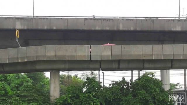 ปิดชั่วคราว! สะพานต่างระดับเข้าห้าง
"ฟิวเจอร์พาร์ครังสิต" มีรอยแยก