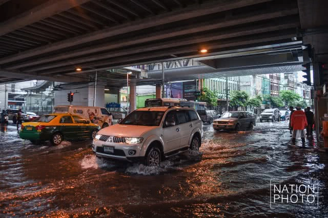 แยกเตาปูน น้ำขังรอการระบาย