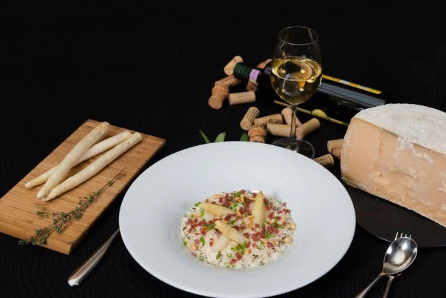 พบกับเมนูใหม่ต้อนรับฤดูใบไม้ผลิและทัสกันไวน์ดินเนอร์ 
ที่ห้องอาหารรอสซินีส์ โรงแรมเชอราตัน แกรนด์