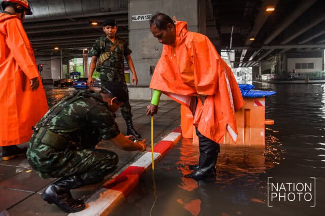 จนท.กทม. ลงพื้นที่แยกเตาปูน เร่งระบายน้ำ