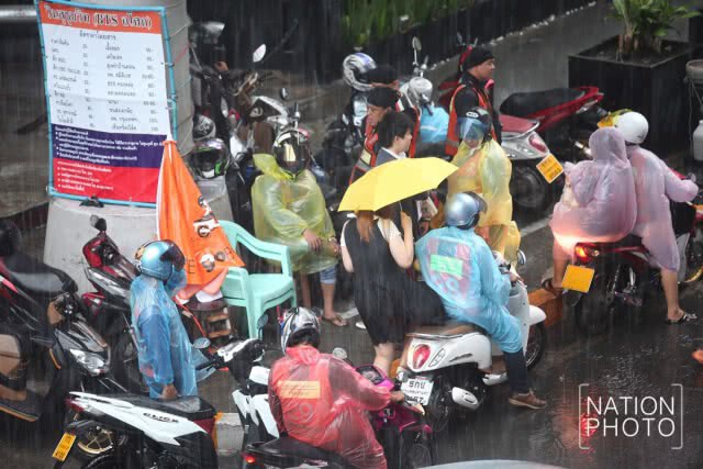 ฝนเทหนักย่านอโศก จราจรติดขัด