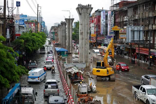 แยกเกษตรน้ำขังรอการระบาย
ประชาชนสัญจรไปมาลำบาก