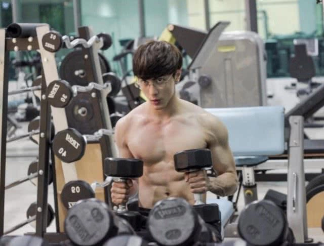 มีดีก็ต้องโชว์! "นัททิว" อวดซิกแพค แซบพริก 10 เม็ด