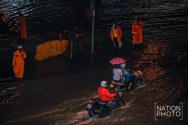 แยกเตาปูน น้ำขังรอการระบาย